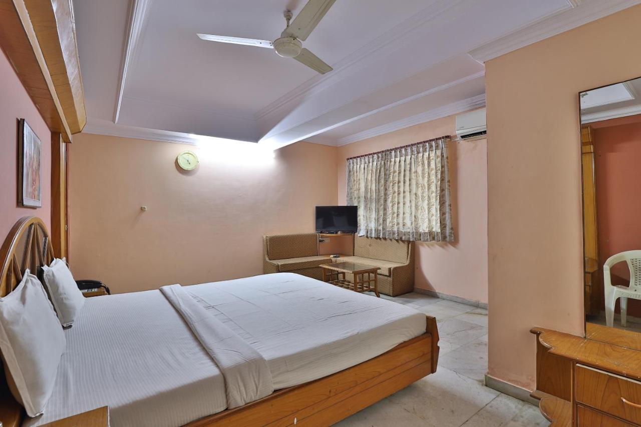 Spot On Hotel Decent Ānand Extérieur photo